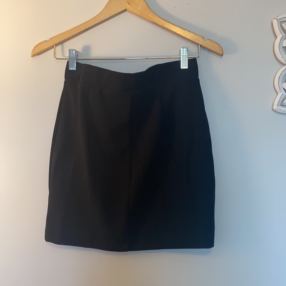 Black skirt with gold buttons - Picture 2 of 2